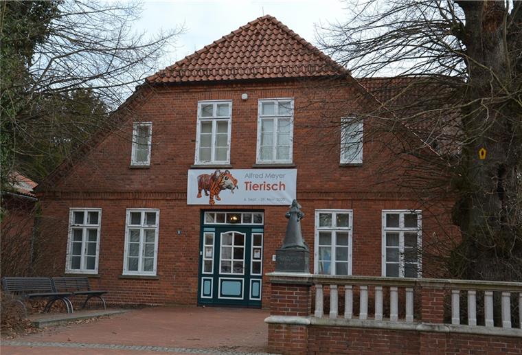 Denkmale, die man suchen muss Das Christinenhaus in Zeven ist ein roter Backsteinbau mit einer Skulptur davor.