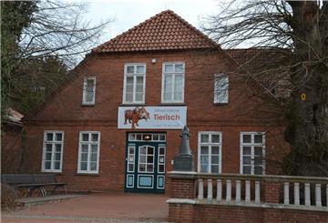 Das Christinenhaus in Zeven ist ein roter Backsteinbau mit einer Skulptur davor.