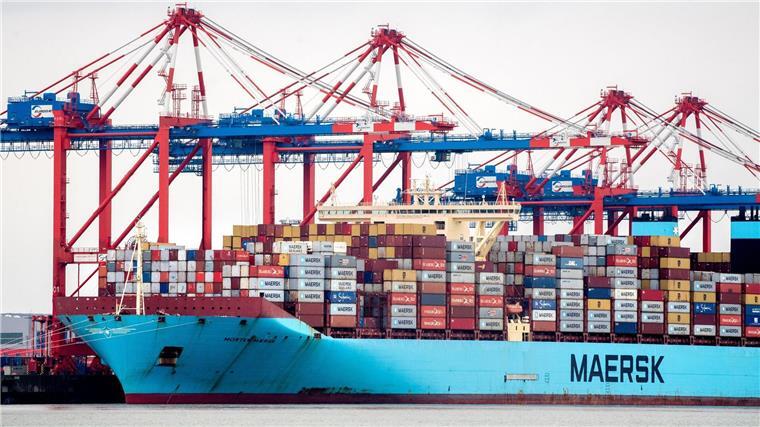 Niedersächsische Häfen setzen aufs Geschäft mit der Energie Das Containerschiff „Morten Maersk“ liegt an einer Kaimauer am Containerterminal JadeWeserPort.