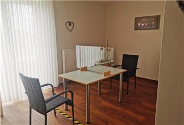 Das Corona-Besucherzimmer im Haus Tongern in Nordenham ist dieser Tage verwaist. Die in Einrichtung ist eine der wenigen Senioreneinrichtungen, die bis auf Weiteres keine Besucher empfangen.