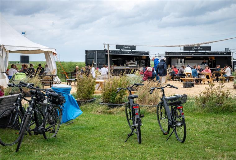 Mit dem Fahrrad unterwegs: Vier spannende Cuxland-Routen für euer Wochenende Fahrräder am Deich