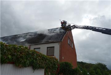Das Dach eines Reihenhauses in Bremerhaven-Surheide hat am Donnerstag gebrannt.