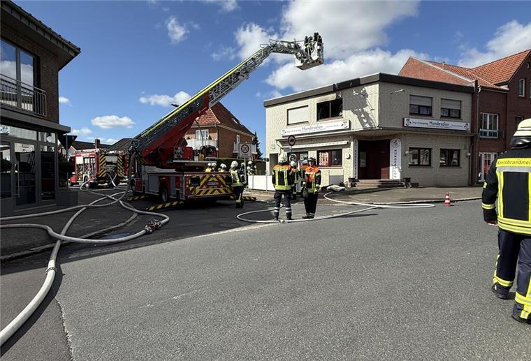 Das Dach wird mit der Drehleiter kontrolliert.