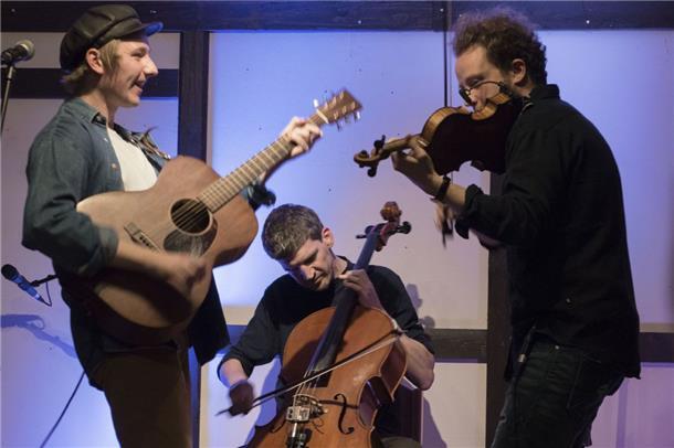 Klein Meckelsen: Lübke-Trio begeistert Publikum Das David-Lübke-Trio wandelte bei seinem Auftritt auf den Spuren des jungen Hannes Wader.