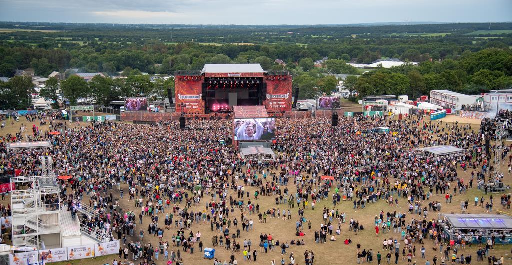 Das Deichbrand-Festival am Freitagabend. Blick vom Riesenrad auf das Infield wäh...