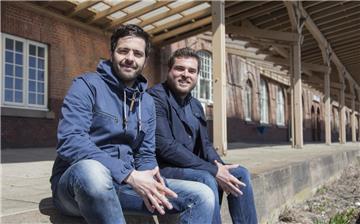 Das Deichbrand-Festival ist ihr "Baby". Jetzt entern die Festival-Macher Daniel Schneider (links) und Marc Engelke die historischen Hapag-Hallen am Steubenhöft in Cuxhaven.
