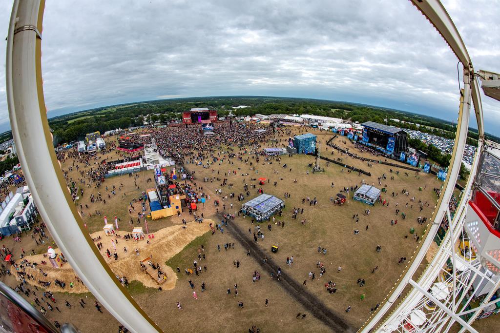 Das Deichbrand-Festival vom Riesenrad auf das Infield gesehen.