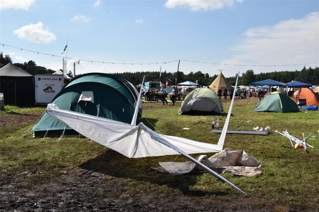 Das Deichbrand ist nicht Spurenlos an diesem Pavillon vorbeigegangen. Foto: Over...