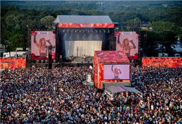 Zahlreiche Festivalbesucher verfolgen ein Konzert der Band Tokio Hotel auf dem Deichbrand Festival (Aufnahme aus einem Riesenrad)
