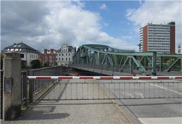Das denkmalgeschützte Bauwerk der Alten Geestebrücke muss am Sonntag geöffnet werden, um Pfähle unter der Brücke zu setzen. 