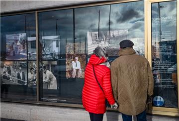 Das Deutsche Auswandererhaus in Bremerhaven lockt Spaziergänger mit einer nach außen gerichteten Ausstellung an.