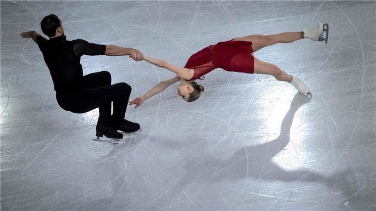 Das deutsche Eiskunstlauf-Paar Minerva Hase (r) und Nikita Wolodin hat den Sieg beim Grand-Prix-Finale geholt.