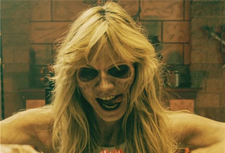 Das deutsche Fotomodel Heidi Klum zeigt sich zu Halloween in einem knapp achtminütigen Horror-Video als blutrünstiger Zombie.