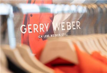 Kleidung des deutschen Modeunternehmens Gerry Weber hängt auf Bügeln an einem Kleiderständer. 