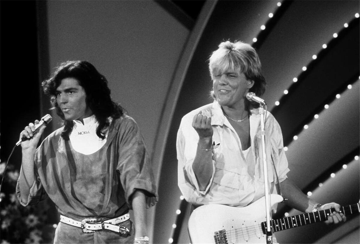 Das deutsche Pop-Duo Modern Talking mit Thomas Anders (links) und Dieter Bohlen bei einem Auftritt im Oktober 1985.