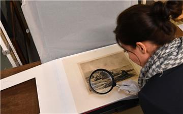Das Deutsche Schiffahrtsmuseum in Bremerhaven untersucht seine Sammlung auf NS-Raubgut. Wissenschaftlerin Kathrin Kleibl erforscht die Herkunft von 600 Objekten