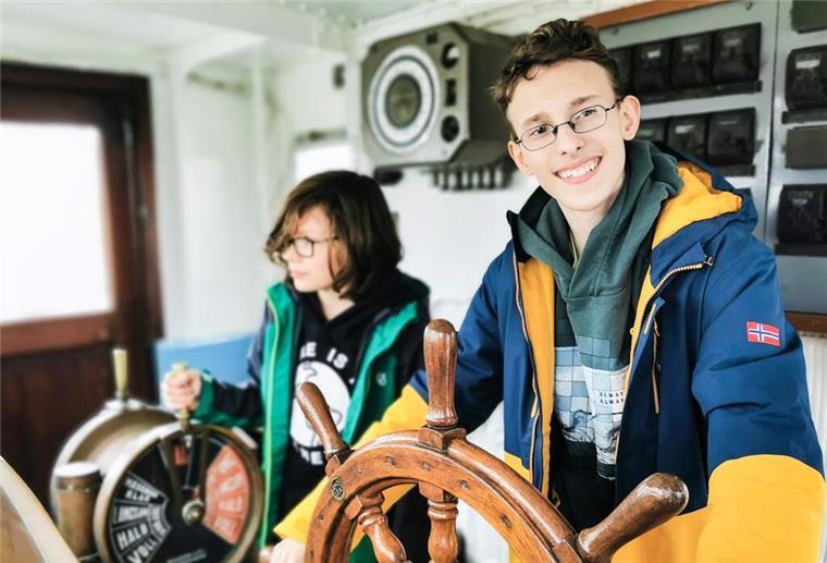 Deutsches Schifffahrtsmuseum lädt zu buntem Ferienprogramm ein Kinder in einem Museum an einem Steuer. Das Deutsche Schifffahrtsmuseum in Bremerhaven bietet ein umfangreiches Programm in den Herbstferien.