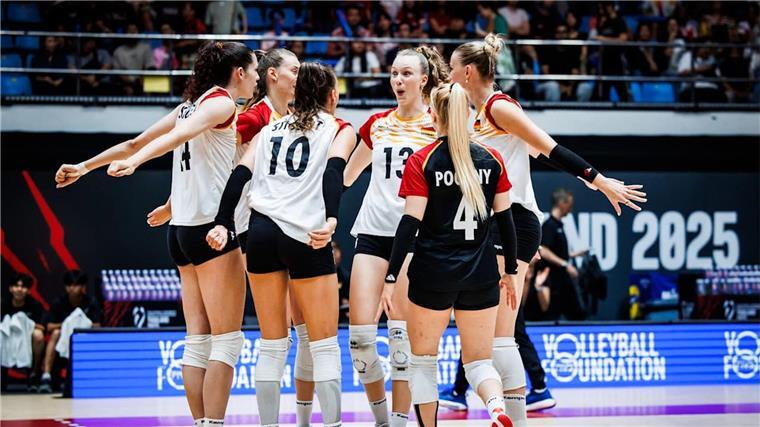 Nach holprigem Start: Volleyballerinnen bestehen ersten Test Das deutsche Team setzte sich am Ende glatt durch.