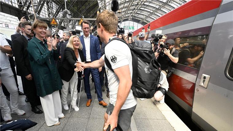 Das deutsche Team wird unter anderen von Bundesinnenministerin Nancy Faeser empfangen.