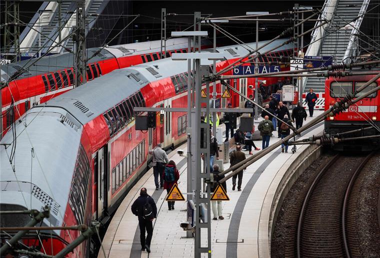 Fahrgäste steigen am frühen Morgen aus einer Regionalbahn am Hauptbahnhof.