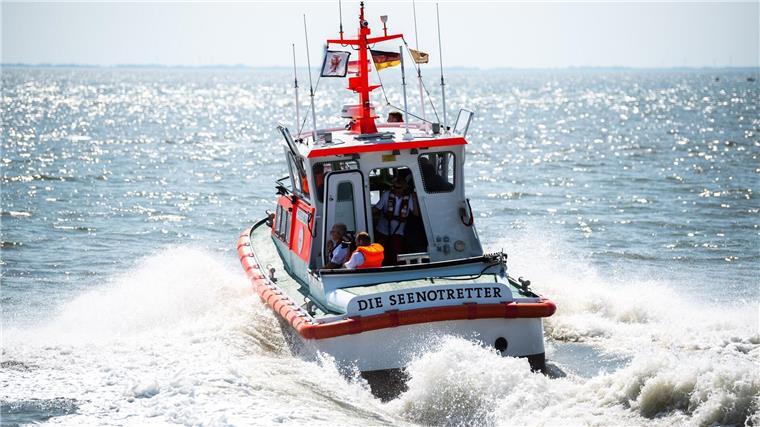 Fahrgastschiff rettet Segler aus Lebensgefahr Das DGzRS-Boot „Peter Habig“ fährt vor der Küste von Wilhelmshaven.