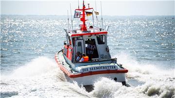 Das DGzRS-Boot „Peter Habig“ fährt vor der Küste von Wilhelmshaven.