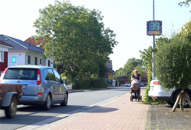 Das Dialog Display hat der Bürgerverein Burhave angeschafft. Die Auswertung der Messungen am Ortseingang aus Richtung Waddens liegen jetzt vor.