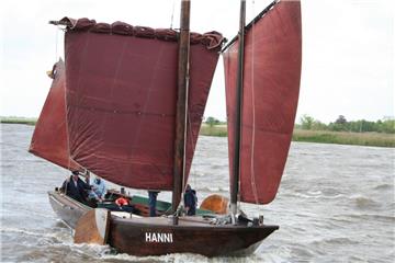Das Dielenschiff „Hanni“ ist von Mai bis September wieder auf der Weser und den Sielen unterwegs.