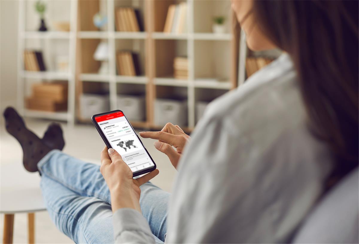 All deine Finanzen im Blick mit der Sparkassen-App Frau bedient Handy