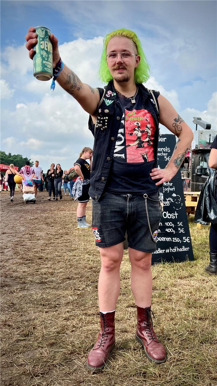 Das DIY Punk-OutfitDie Deichbrand-Besucher sind so vielfältig, wie die Musikauswahl. Auch Punks finden den Weg nach Wanhöden. Und wie es sich für einen echten Punkt gehört, freut er sich vor allem auf den Auftritt der Punk-Band "Anti Flag" und hat sein Outfit selbst zusammengebastelt. "Die Hose habe ich zerschnippelt, das T-Shirt kommt von einem Konzert und die Weste habe ich einfach online gekauft und dann verziert", erzählt der 24-jährige Tjorre aus Hamburg.