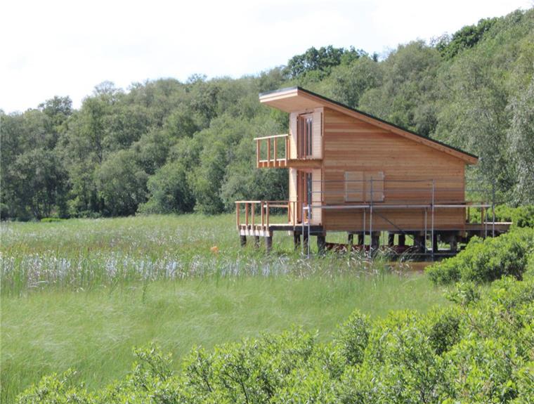 Wehdel: Die neue DLRG-Station am Silbersee steht Das DLRG-Häuschen am Silbersee in Wehdel steht schon.