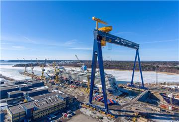 Das Dock der finnischen Meyer Turku Werft, hier mit einem "Mein Schiff".