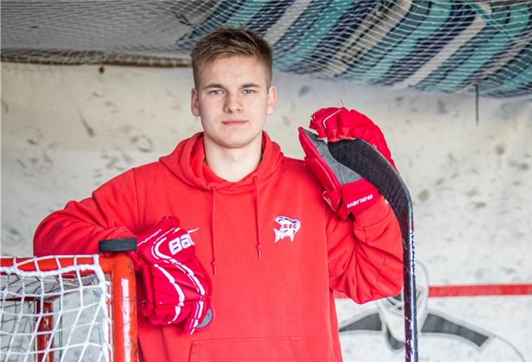 Justin Büsing sammelt Erfahrung im Pinguins-Training Das Dorumer Eishockeytalent Justin Büsing. Der 17-Jährige spielt aktuell im DNL-Team der Kölner Haie, nutzte eine corona-bedingte Trainingspause jedoch für ein Gastspiel bei den Pinguins.