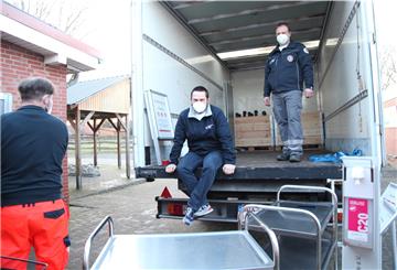 Das DRK-Impfteam verstaut sein Equipment nach einem dreitätigen Impfeinsatz in der Turnhalle Lunestedt.