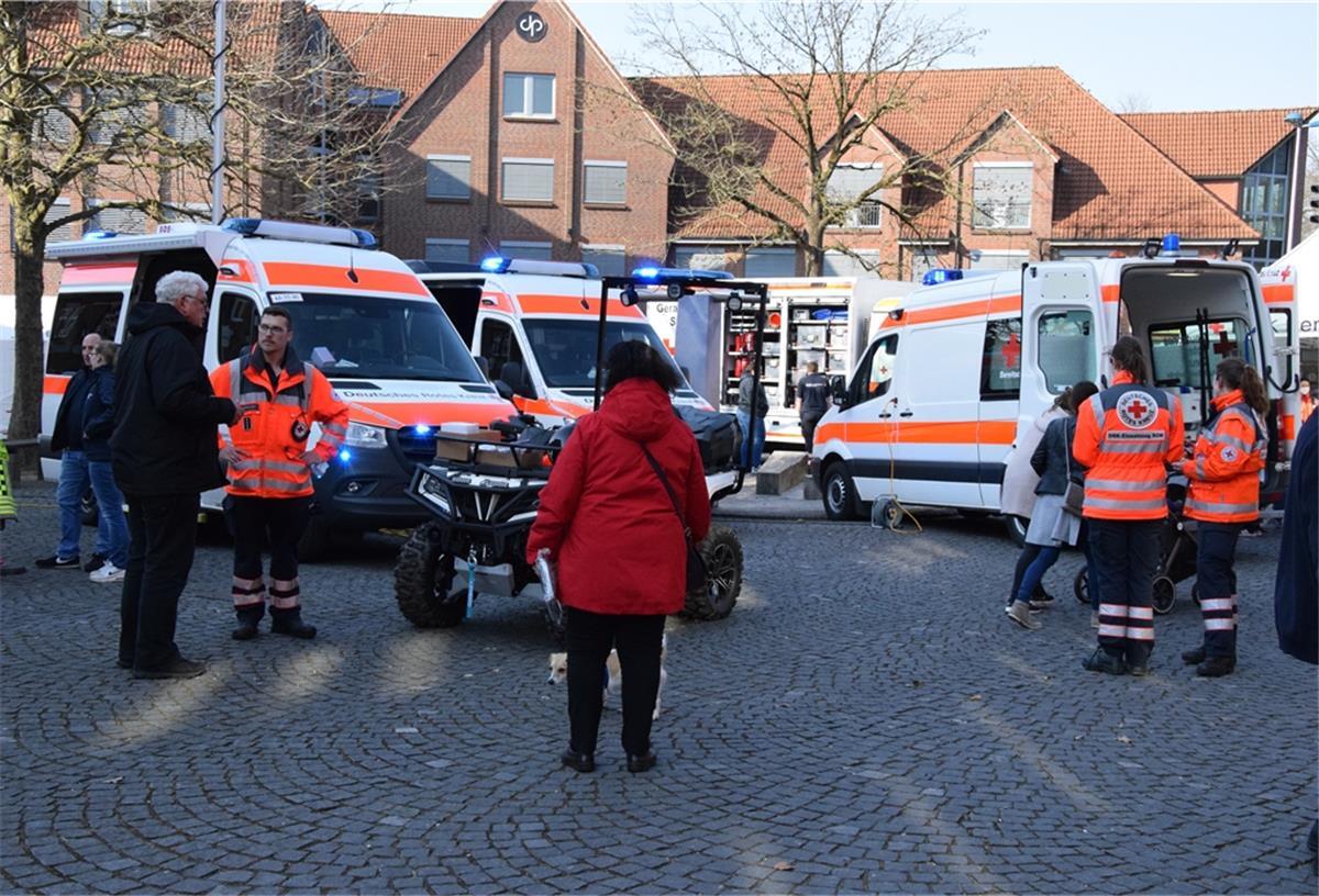Das DRK nutzt den verkaufsoffenen Sonntag in der Innenstadt, um seine technische Ausstattung zu präsentieren und über seine Arbeit zu informieren.