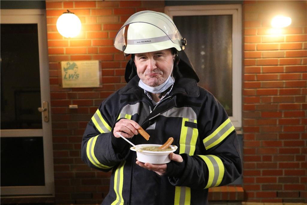 Das DRK versorgt die Einsatzkräfte mit stärkender Linsensuppe und Würstchen.