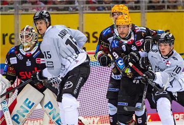 Eishockeyspieler kämpfen vor dem Tor hart um jeden Zentimeter. Die Fischtown Pinguins duellieren sich ab Sonntag mit Köln im Playoff-Viertelfinale.