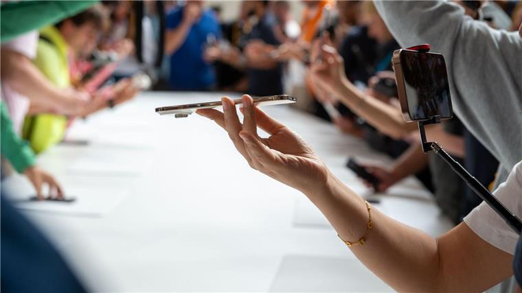 Apple-Neuheiten: Schlankes iPhone statt KI-Feuerwerk Das dünne Gehäuse soll mit einer zusätzlichen Schutzschicht noch widerstandsfähiger gegen äußere Einflüsse sein.