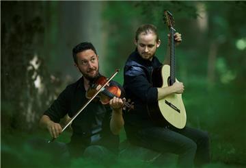 Das Duo Bjarke Falgren (Violinist) und Sönke Meinen (Gitarrist). 