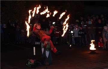 Das Duo "Flammenspuk" sorgt beim Beverstedter Lichterfest für spannende Unterhaltung.
