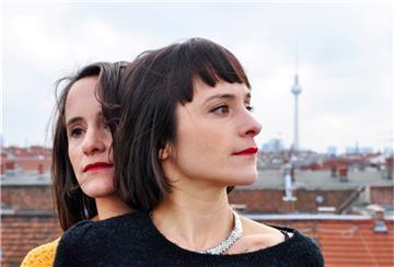 Das Duo Goldfarbzwillinge tritt im Capitol auf.