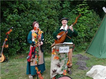 Das Duo SoRo gastiert beim Lutherfest in Selsingen. Sonja und Robert Grashorn aus Oldenburg präsentieren passend zum Ereignis europäische Tänze und Lieder aus der Zeit Luthers.  
