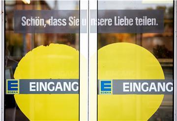 Die Aufschrift „Eingang“ steht an den geschlossenen Türen eines Supermarktes.