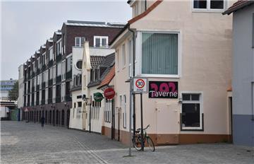 Das ehemalige Lehrke-Haus und die bisherige „Taverne 202“ sollen an der Straße An der Geeste in Bremerhaven abgerissen werden. Entstehen soll ein Speicherhaus, optisch an die vorhandenen Bauten angepasst.