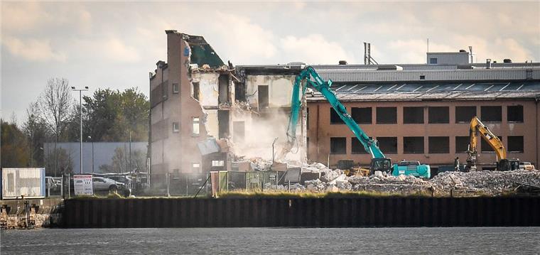 Das ehemalige Verwaltungsgebäude der Schichau-Seebeckwerft an der Riedemannstraße in Bremerhaven wird abgerissen.