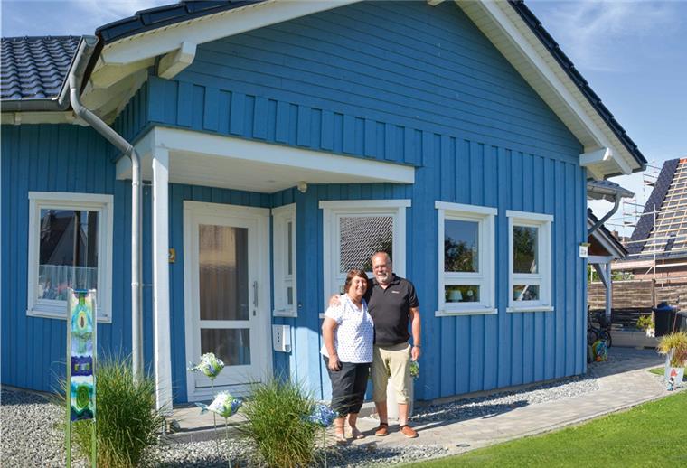 An der Nordseeküste: Eine schöne Geschichte zu Weihnachten Ehepaar Weber vor ihrem Haus in Wremen