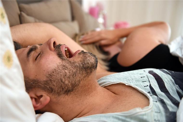 Das einfache Schnarchen ist zwar nervig, aber meist nicht gefährlich. Unregelmäßiges, lautes Schnarchen kann jedoch auf ernst zu nehmende Atmungsstörungen hinweisen. Bis zu drei Prozent der erwachsenen Bevölkerung – oftmals Männer – leidet am Schlafapnoe-Syndrom. Übersetzt bedeutet der Begriff „Atemstillstand im Schlaf“.
