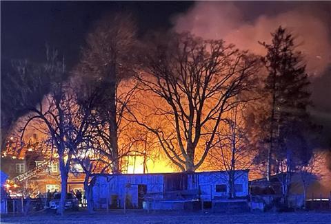 Das Einfamilienhaus, das in Bülstedt am Samstagabend in Brand geraten war.