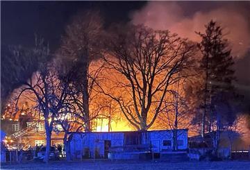 Das Einfamilienhaus, das in Bülstedt am Samstagabend in Brand geraten war.