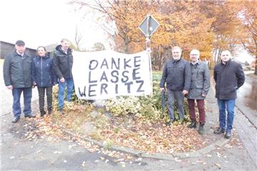 Das Einweihungsteam freut sich über die renovierte Straße in Meckelstedt: (von links): Ratsmitglied Peter Steffens, Verschönerungschefin Maren Bawolski, Ratsmitglied Uwe Brüns, Heinz-Wilhelm Boldt, Martin Döscher und der stellvertretende Ortsbürgermeister Sascha Krüger. Dem nicht anwesenden Landtagsabgeordneten Lasse Weritz dankte das Team mit einem Transparent für sein Engagement. 